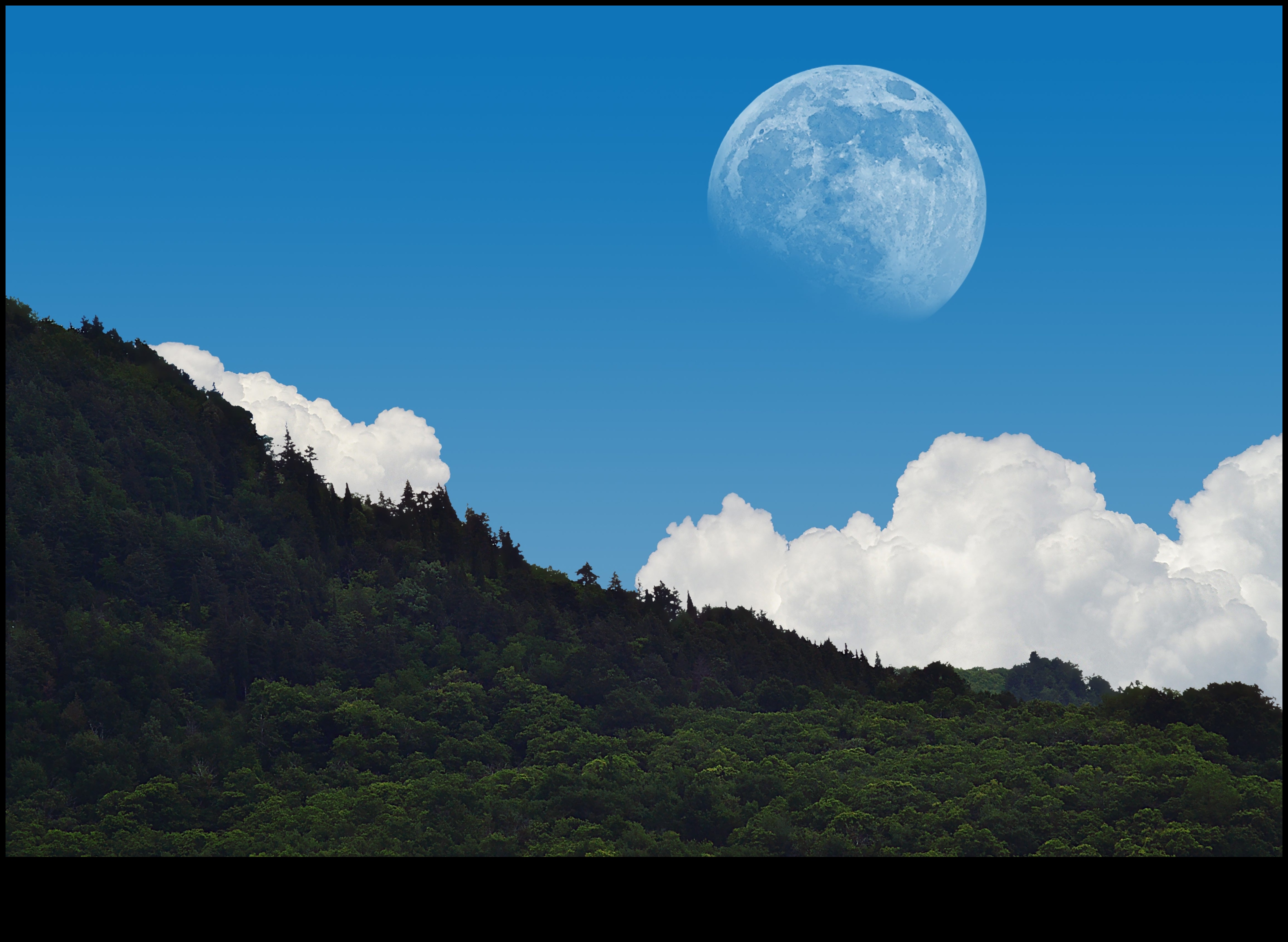 Σεληνιακή Φωτεινότητα: Λαμπερή Ομορφιά Ανάμεσα στα Πλανητικά Θαύματα