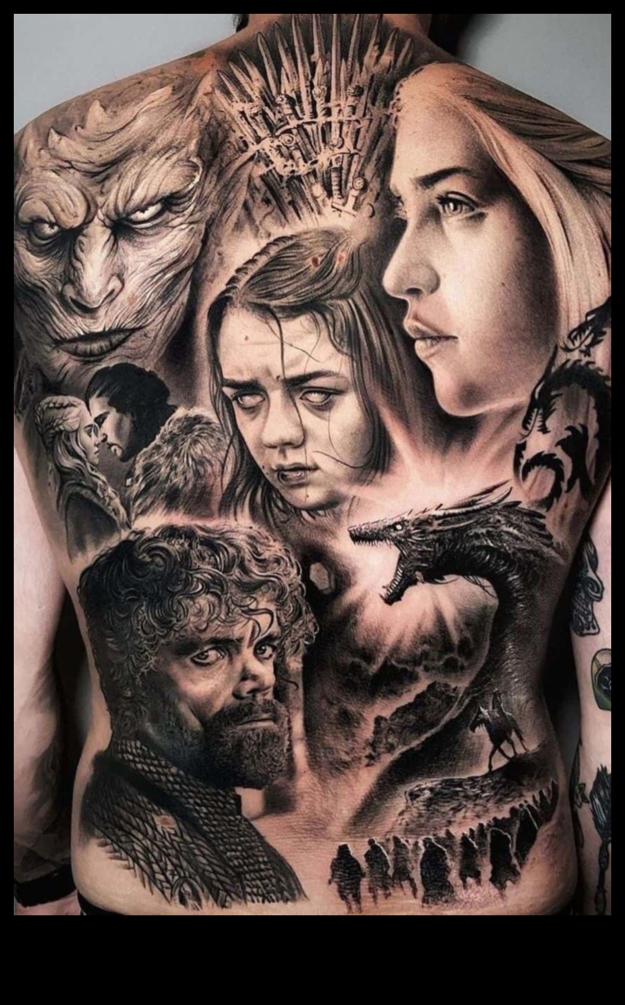 Επικά σκηνικά Οι ιστορίες πίσω από τα τατουάζ στην πλάτη 4 Epic Backdrops: Unveiling the Grandeur of Back Tattoo Narratives