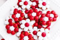 Jolly Poinsettia Pretzel Gems