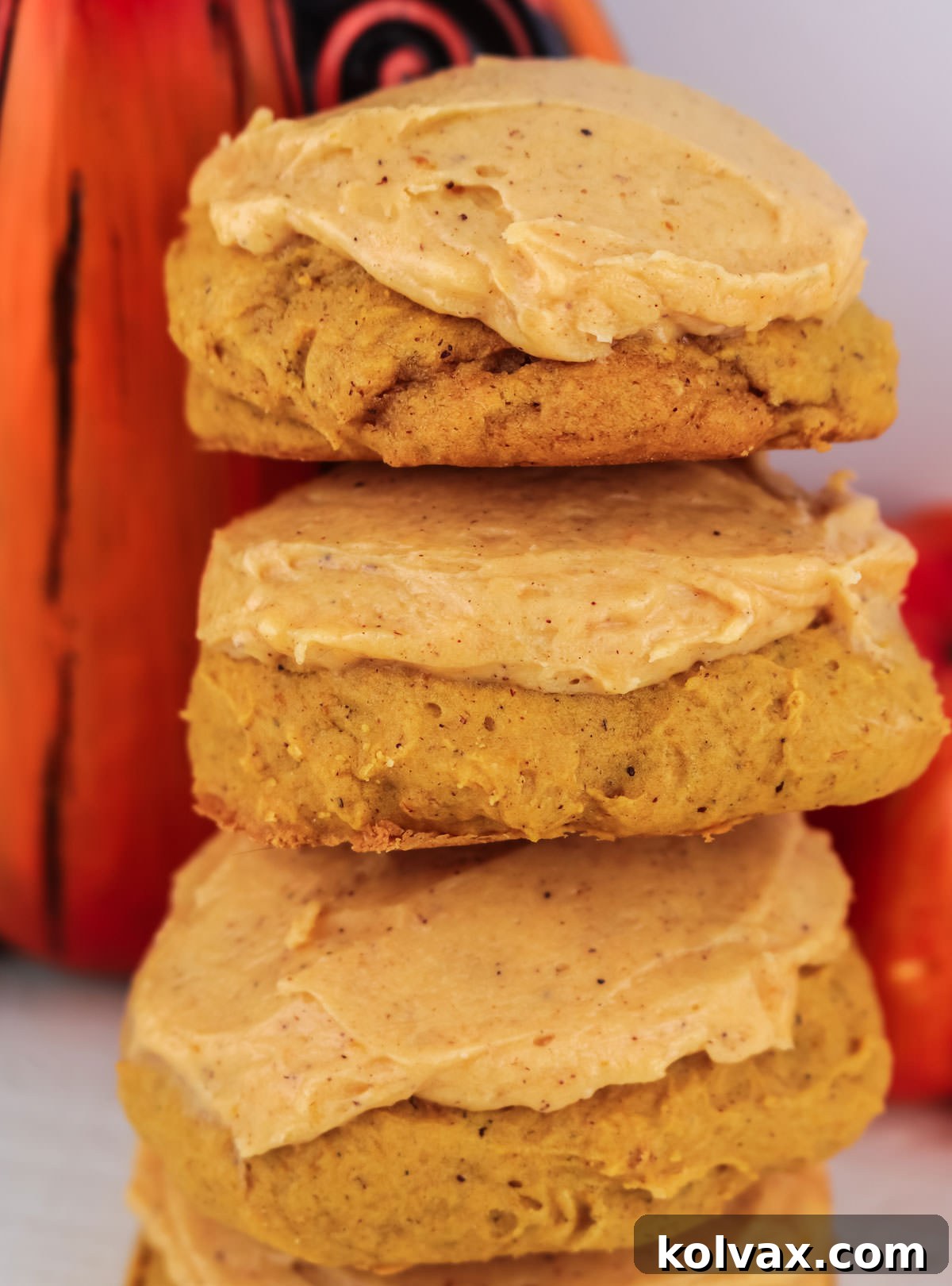 Üzeri Kabak Baharatlı Krema ile kaplanmış bir yığın Kabak Kurabiyesinin yakın çekimi.