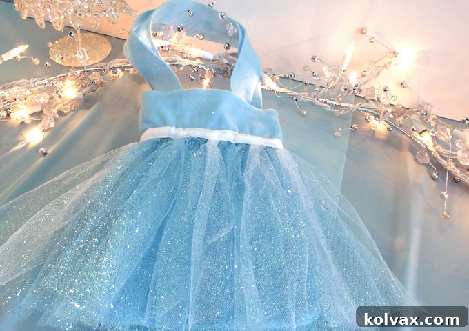 Disney Frozen Elsa Party Favor Bags - These DIY party favor bags were the hit of our Frozen Birthday Party. Pretty, sparkly and fit for an ice queen, the girls at the party loved them. Follow us for more fantastic Frozen Party Ideas.