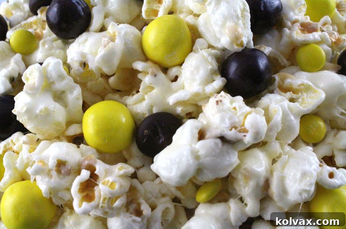 Pittsburgh Steelers Popcorn: A festive and delicious game day dessert.